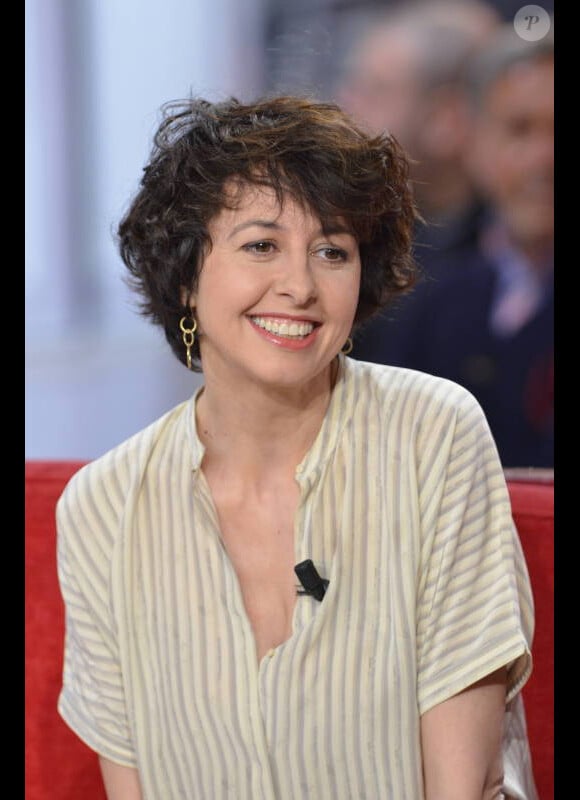 Valérie Bonneton sur le plateau de Vivement dimanche, le 8 mars 2012 - diffusion le 11 mars.