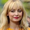 Nicole Richie : craquante sur le tournage de l'émission "Extra TV" au Grove à Los Angeles, où elle accorde une interview à Mario Lopez, le 9 mars 2012