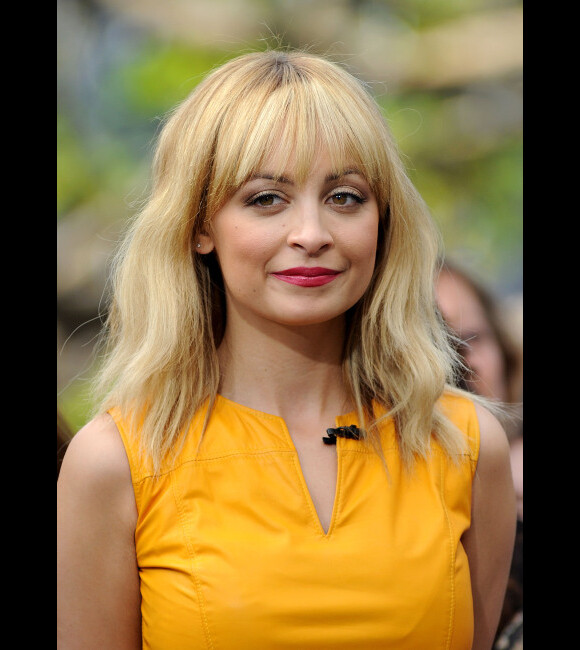 Nicole Richie : craquante sur le tournage de l'émission "Extra TV" au Grove à Los Angeles, où elle accorde une interview à Mario Lopez, le 9 mars 2012