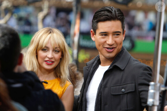Nicole Richie et Mario Lopez sur le tournage de l'émission "Extra TV" au Grove à Los Angeles, où elle accorde une interview à Mario Lopez, le 9 mars 2012