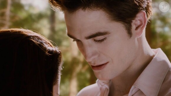 Robert Pattinson et le crâne de Kristen Stewart dans Twilight : Chapitre 4 - Révélation, 2e partie, en salles le 14 novembre.