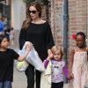 Angelina Jolie se promène dans les rues de la Nouvelle-Orléans avec Zahara, Pax et Vivienne, le 11 mars 2012.