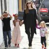 Angelina Jolie se promène dans les rues de la Nouvelle-Orléans avec trois de ses enfants, Zahara, Pax et Vivienne, le 11 mars 2012.