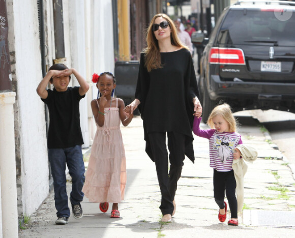 Angelina Jolie se promène dans les rues de la Nouvelle-Orléans avec trois de ses enfants, Zahara, Pax et Vivienne, le 11 mars 2012.