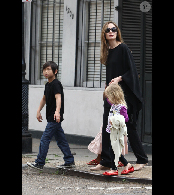 Angelina Jolie se promène dans les rues de la Nouvelle-Orléans avec Zahara, Pax et Vivienne (11 mars 2012).