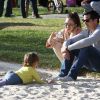 Jessica Alba en famille à Los Angeles profite du soleil radieux le 11 mars 2012