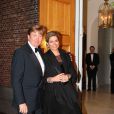  La princesse Maxima et le prince Willem-Alexander des Pays-Bas au dîner de gala de la Fondation Nieuwspoort, le 7 mars 2012 à La Haye. 
 Après la tragédie familiale qui a frappé la famille royale des Pays-Bas en février 2012 (le prince Friso, victime d'une avalanche, est tombé dans le coma), il a fallu se remettre au travail... 