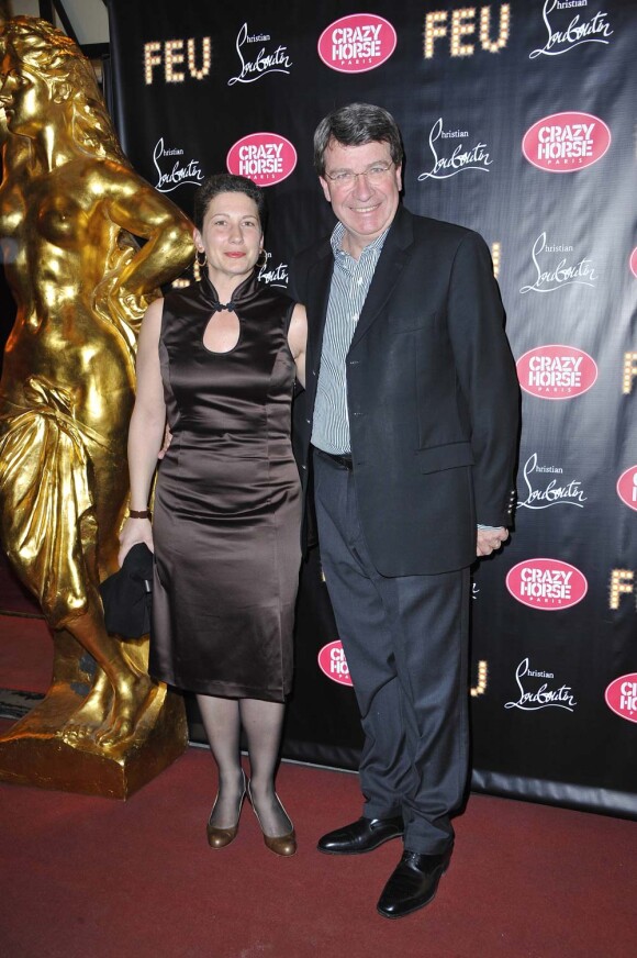 Xavier Darcos et sa femme à la première VIP de la revue Feu au Crazy Horse, à Paris, le 12 mars 2012.