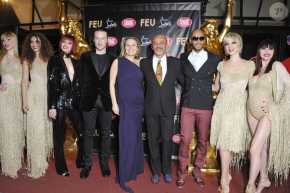 Christian Louboutin entouré de son équipe dont Swizz Beatz qui signe une partie de la musique de la revue Feu pour le Crazy Horse, à Paris, le 12 mars 2012.