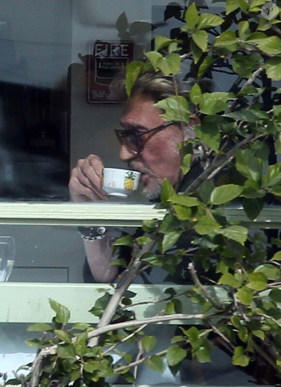 Johnny Hallyday à la terrasse du restaurant The Ivy à Los Angeles, le 5 mars 2012.