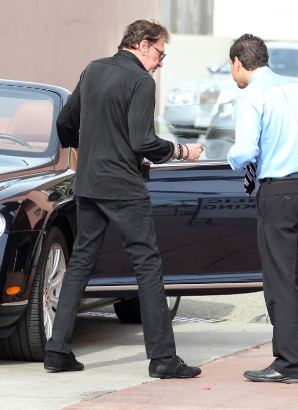 Johnny Hallyday à la sortie du restaurant The Ivy à Los Angeles, le 5 mars 2012.