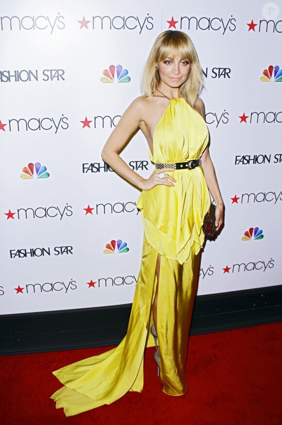 Nicole Richie, ravissante dans sa robe Julien Macdonald, était la star de la première de l'émission Fashion Star, diffusée sur NBC. New York, le 13 mars 2012.