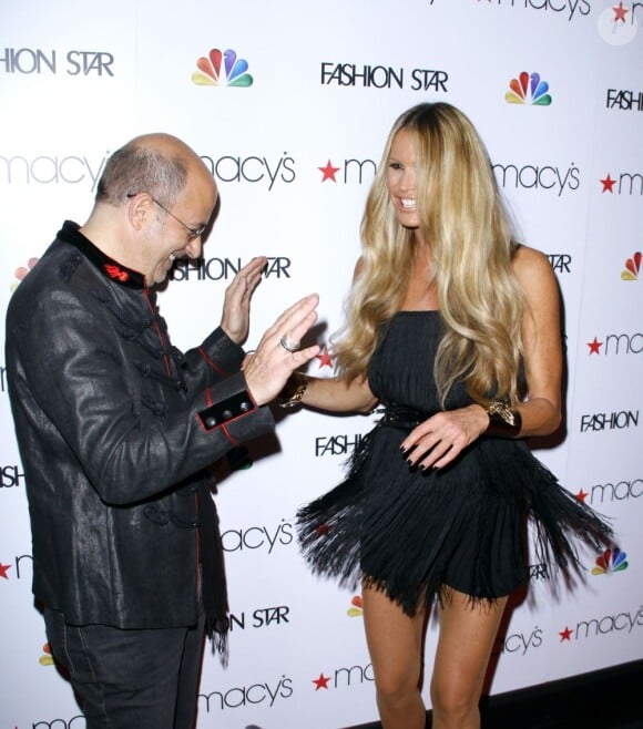 John Varvatos et Elle Macpherson, souriants lors de la première de l'émission Fashion Star à New York, le 13 mars 2012.