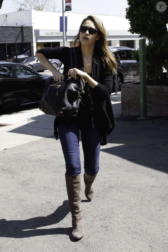 Jessica Alba, seule dans les rues de Los Angeles