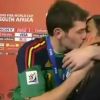 Iker Casillas embrasse sa belle Sara Carbonero en direct le soir de la finale de la Coupe du monde disputée en Afrique du Sud
