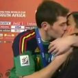 Iker Casillas embrasse sa belle Sara Carbonero en direct le soir de la finale de la Coupe du monde disputée en Afrique du Sud