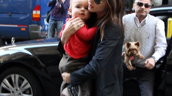 Miranda Kerr, stylée à New York, est de retour auprès de son petit garçon