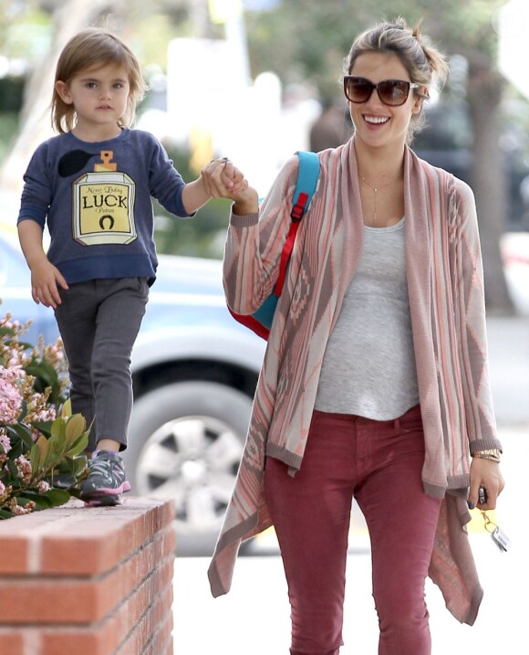 Alessandra Ambrosio et sa fille Anja dans les rues de L.A. Le 15 mars 2012