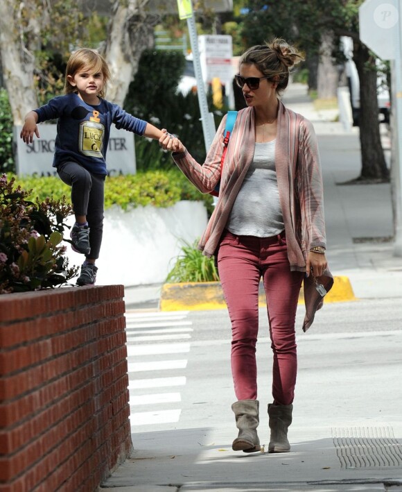 Alessandra Ambrosio dans les rues de Los Angeles, dépose sa fille Anja à l'école. Le 15 mars 2012