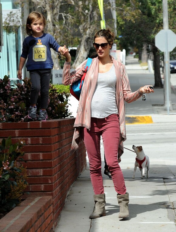 Alessandra Ambrosio, dans les rues de Los Angeles, dépose sa fille Anja à l'école. Le 15 mars 2012