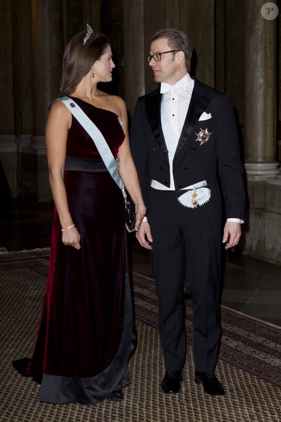 Complices, la princesse Madeleine et le prince Daniel, époux de Victoria, prenaient part au deuxième dîner officiel de l'année au palais royal de Stockholm le 15 mars 2012.