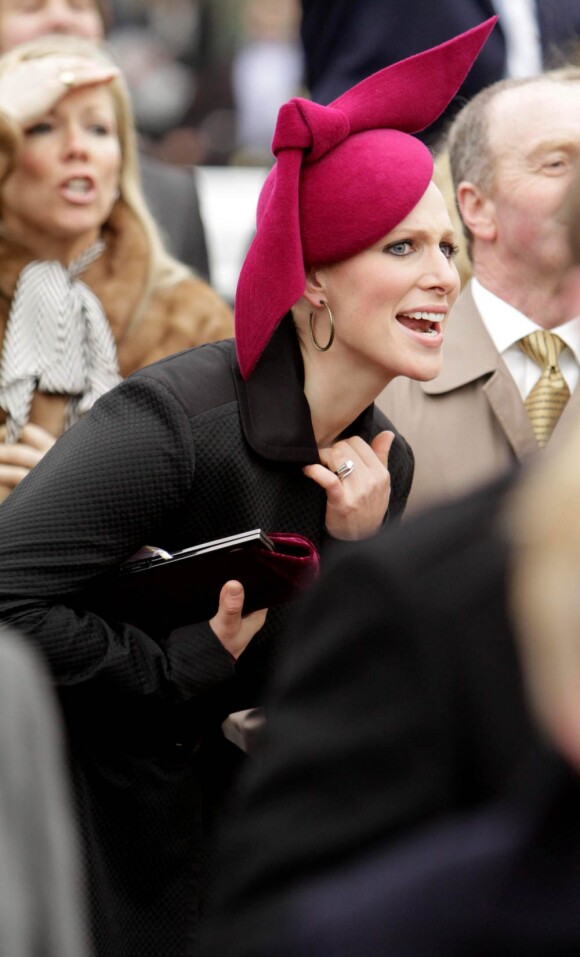 Zara Phillips au Cheltenham Festival, coiffée d'un chapeau Philip Treacy, le jeudi de la St Patrick, le 15 mars 2012.
