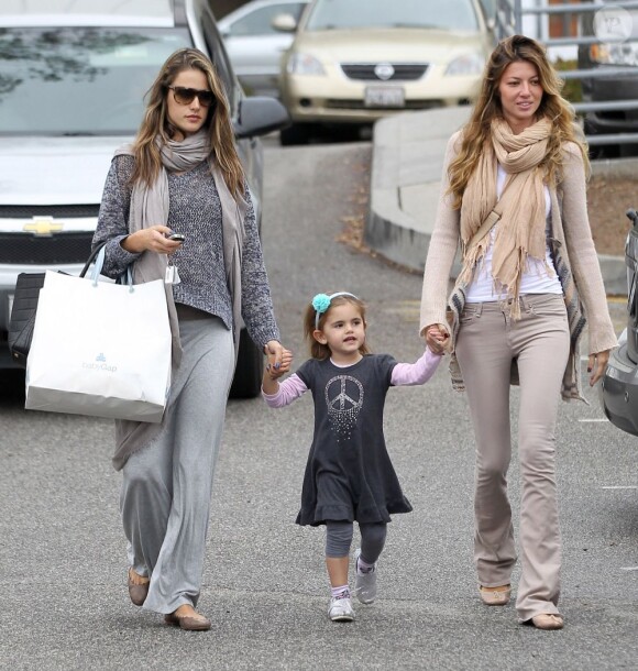 Alessandra Ambrosio est passée récupérer sa fille Anja à l'école, avant de se rendre chez Gap pour quelques achats. Los Angeles, le 16 mars 2012.