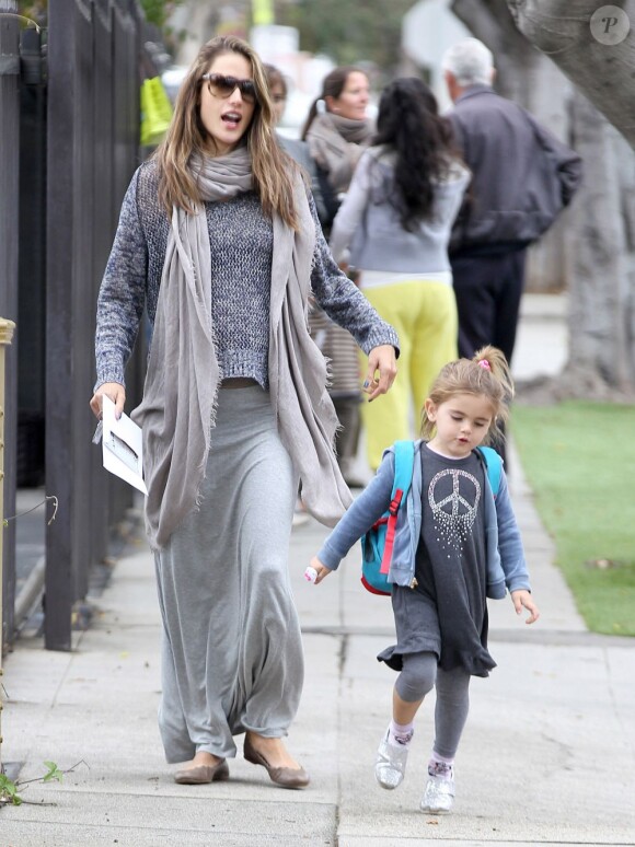 Alessandra Ambrosio est passée récupérer sa fille Anja à l'école, avant de se rendre chez Gap pour quelques achats. Los Angeles, le 16 mars 2012.