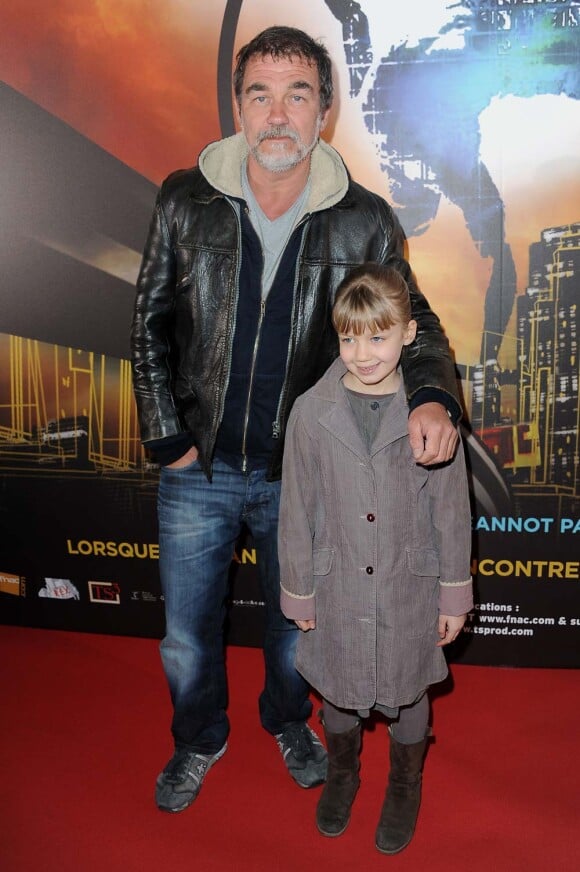 Olivier Marchal et sa fille Ninon à la générale du Cirque Eloize, à Paris, le 17 mars 2012.