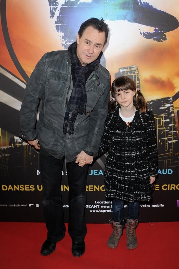 Le chanteur américain Peter Kingsbery et sa fillette