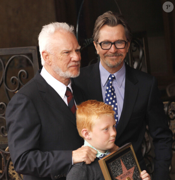Malcolm McDowell a reçu une étoile sur le Hollywood Walk of Fame, avec son fils Beckett et Gary Oldman, le 16 mars 2012 à Los Angeles.