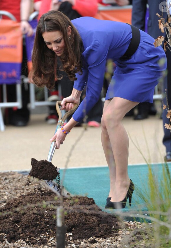 Marraine de l'association East Anglia's Children's Hospices, Kate Middleton a planté un arbre à l'occasion de sa visite inaugurale à The Treehouse, centre de soins pédiatriques d'Ipswich, le 19 mars 2012.