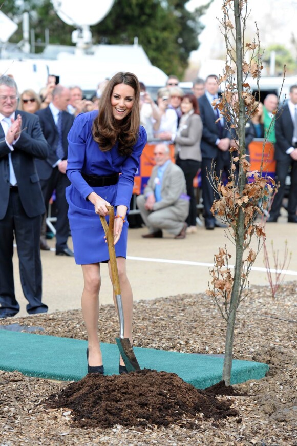 Marraine de l'association East Anglia's Children's Hospices, Kate Middleton a planté un arbre à l'occasion de sa visite inaugurale à The Treehouse, centre de soins pédiatriques d'Ipswich, le 19 mars 2012.