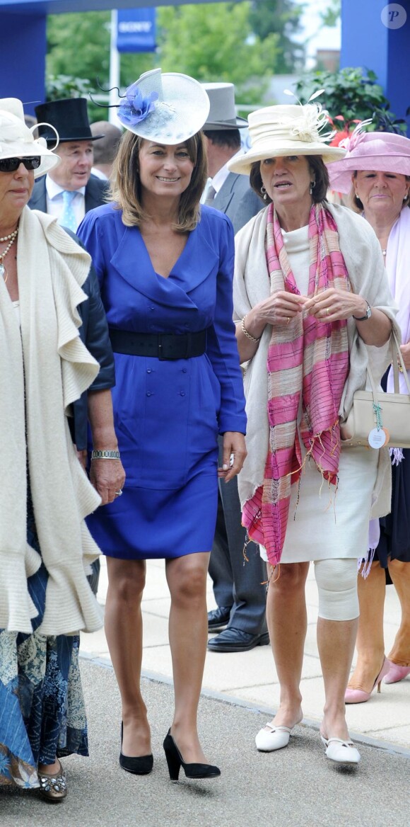 Carole Middleton, mère de Kate, en robe Reiss au dernier jour du Royal Ascot 2010.