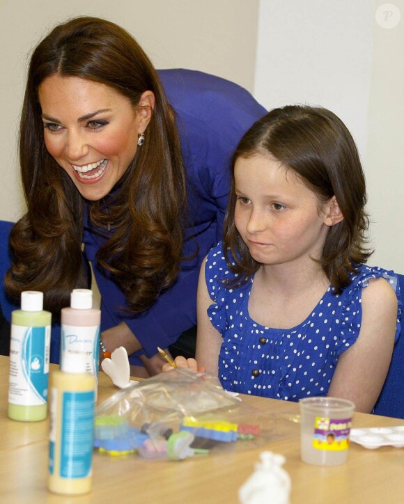 Kate Middleton lors de sa visite au centre de soins pédiatriques The Treehouse à Ipswich, le 19 mars 2012, en sa qualité de marraine d'East Anglia's Children Hospices.