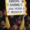 Des supporters barcelonais apportent leur soutien à Eric Abidal le 20 mars 2012 à Barcelone