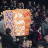 Des supporters barcelonais apportent leur soutien à Eric Abidal le 20 mars 2012 à Barcelone