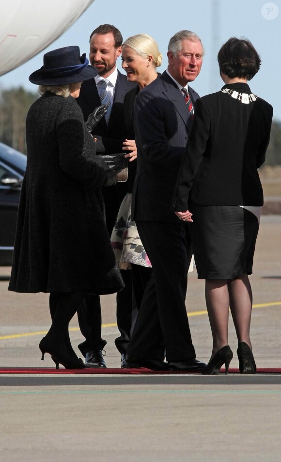 Le prince héritier Haakon et la princesse Mette-Marit de Norvège étaient chargés d'accueillir le prince Charles et la duchesse Camilla à l'aéroport d'Oslo le 20 mars 2012.
Le prince Charles et son épouse Camilla Parker Bowles effectuent fin mars 2012 une tournée en Scandinavie en représentation de la reine Elizabeth II pour son jubilé de diamant. Première étape : la Norvège, du 20 au 22 mars 2012.
