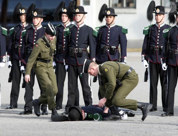 Une scène impressionnante : un garde royal perd connaissance sans que ses collègues esquissent la moindre réaction, lors de la cérémonie de bienvenue pour le prince Charles et son épouse Camilla Parker Bowles au palais royal d'Oslo le 20 mars 2012.