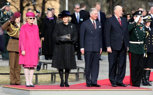 Dépôt de gerbes avec le couple royal de Norvège à la forteresse d'Asker.
Le prince Charles et son épouse Camilla Parker Bowles effectuent fin mars 2012 une tournée en Scandinavie en représentation de la reine Elizabeth II pour son jubilé de diamant. Première étape : la Norvège, du 20 au 22 mars 2012.