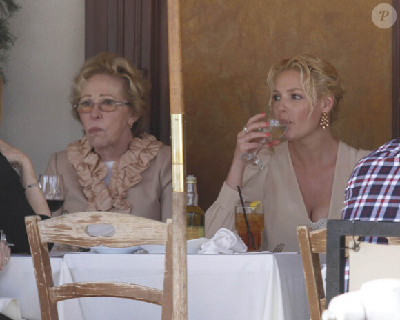 Katherine Heigl et sa mère s'offrent un déjeuner à Los Angeles, le 21 mars 2012