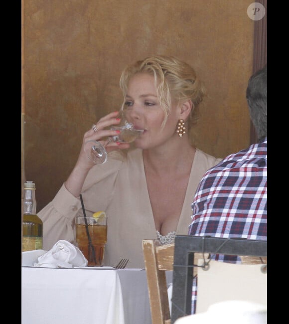 Katherine Heigl sirote un petit verre à Los Angeles, le 21 mars 2012