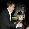 Hugh Grant avec le fils d'Elizabeth Hurley lors de l'avant-première du film  d'animation Les PIrates ! Bons à rien, mauvais en tout, à Londres le 21  mars 2012