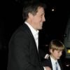 Hugh Grant avec le fils d'Elizabeth Hurley lors de l'avant-première du film  d'animation Les PIrates ! Bons à rien, mauvais en tout, à Londres le 21  mars 2012