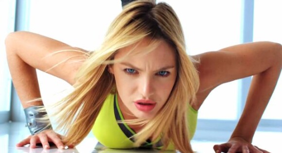 Candice Swanepoel, sportive, se prête à l'exercice des pompes pour VSX Sexy Sport, la ligne sportswear de Victoria's Secret.
