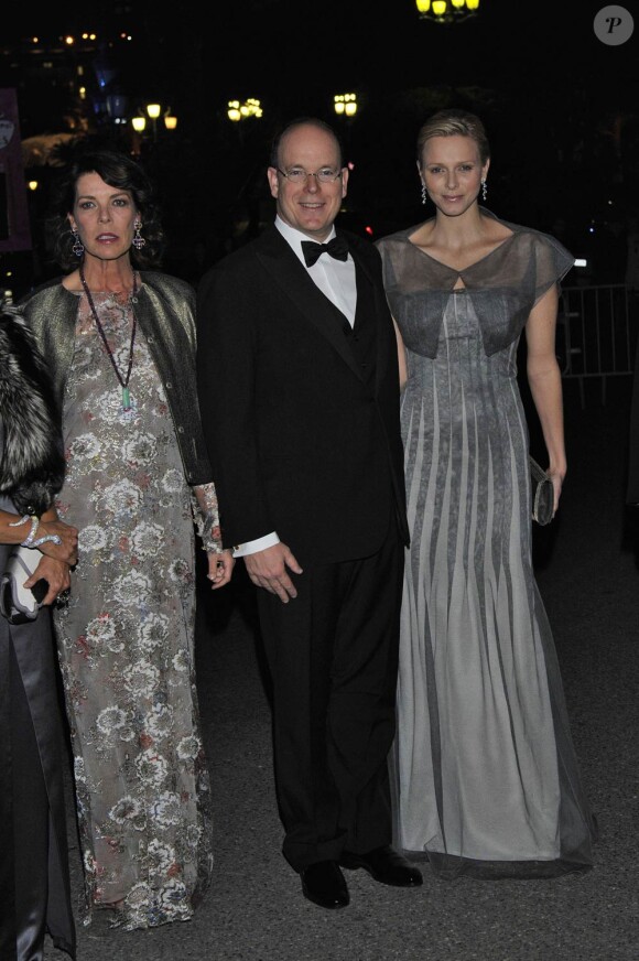 Le prince Albert entouré de la princesse Caroline et de la princesse Charlene de Monaco lors de la soirée du  centenaire du Martell Cordon Bleu de la maison de cognac Martell, à  Monaco le 22 mars 2012.