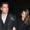 Jessica Alba ne quitte pas le bras de son homme Cash Warren lorsqu'ils sortent du restaurant Nobu à Los Angeles le 22 mars 2012
 