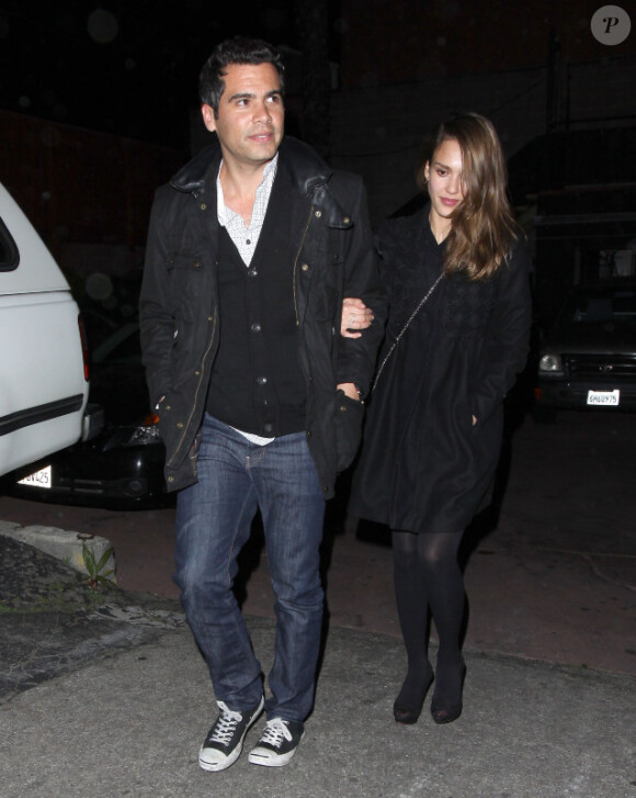 Jessica Alba et son mari Cash Warren sortent du restaurant Nobu à Los Angeles le 22 mars 2012
 