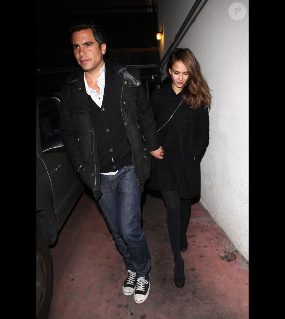 Jessica Alba et Cash Warren : amoureux et complices à la sortie d'un dîner au Nobu à Beverly Hills le 22 mars 2012