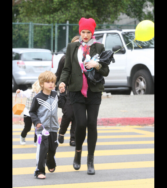 Gwen Stefani part chercher ses fils Kingston et Zuma à l'école, avant de se rendre dans un supermarché avec eux, le vendredi 23 mars à Los Angeles.